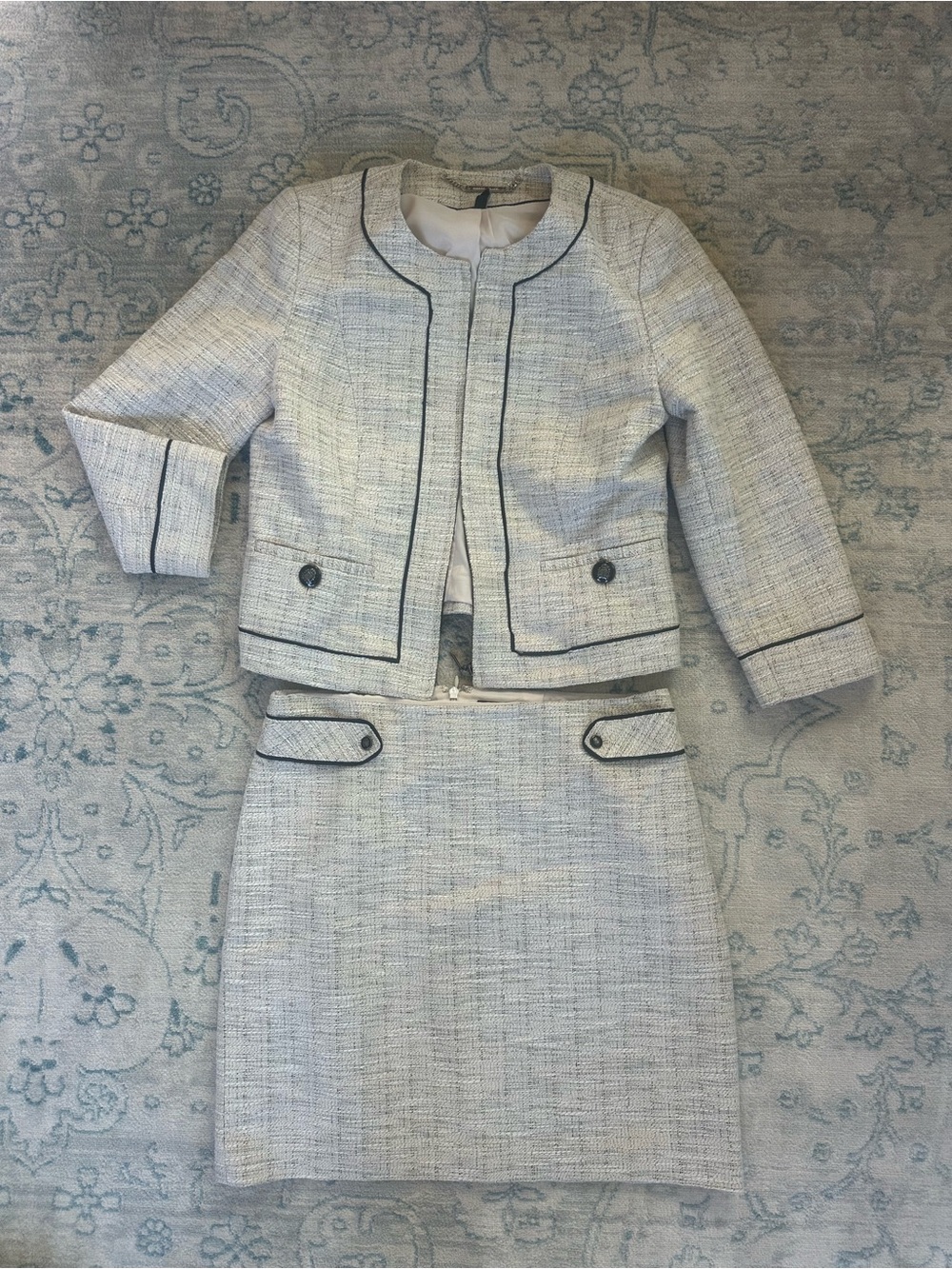 White House Black Market Womenβs Size 6 Tweed Skirt Suit